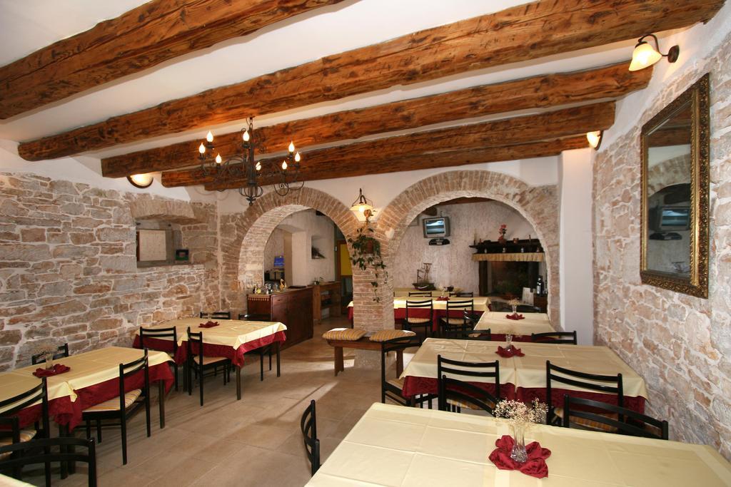 Bed and Breakfast Kastel Kaštelir Exteriér fotografie
